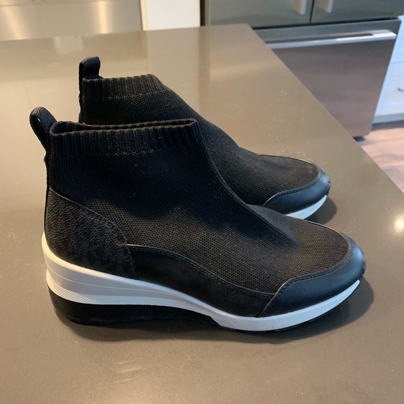 Black Slip-On Women’s Shoe bootie - Picture 2 of 8